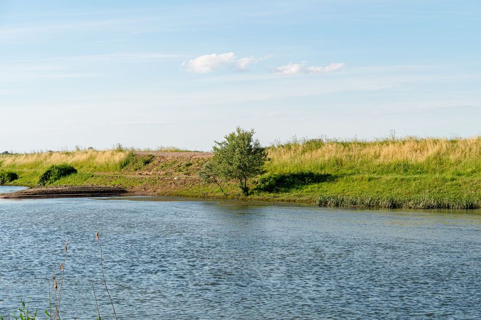 Creciente del río arrastra cuarto de bombas en Salitre y deja vía peligrosa