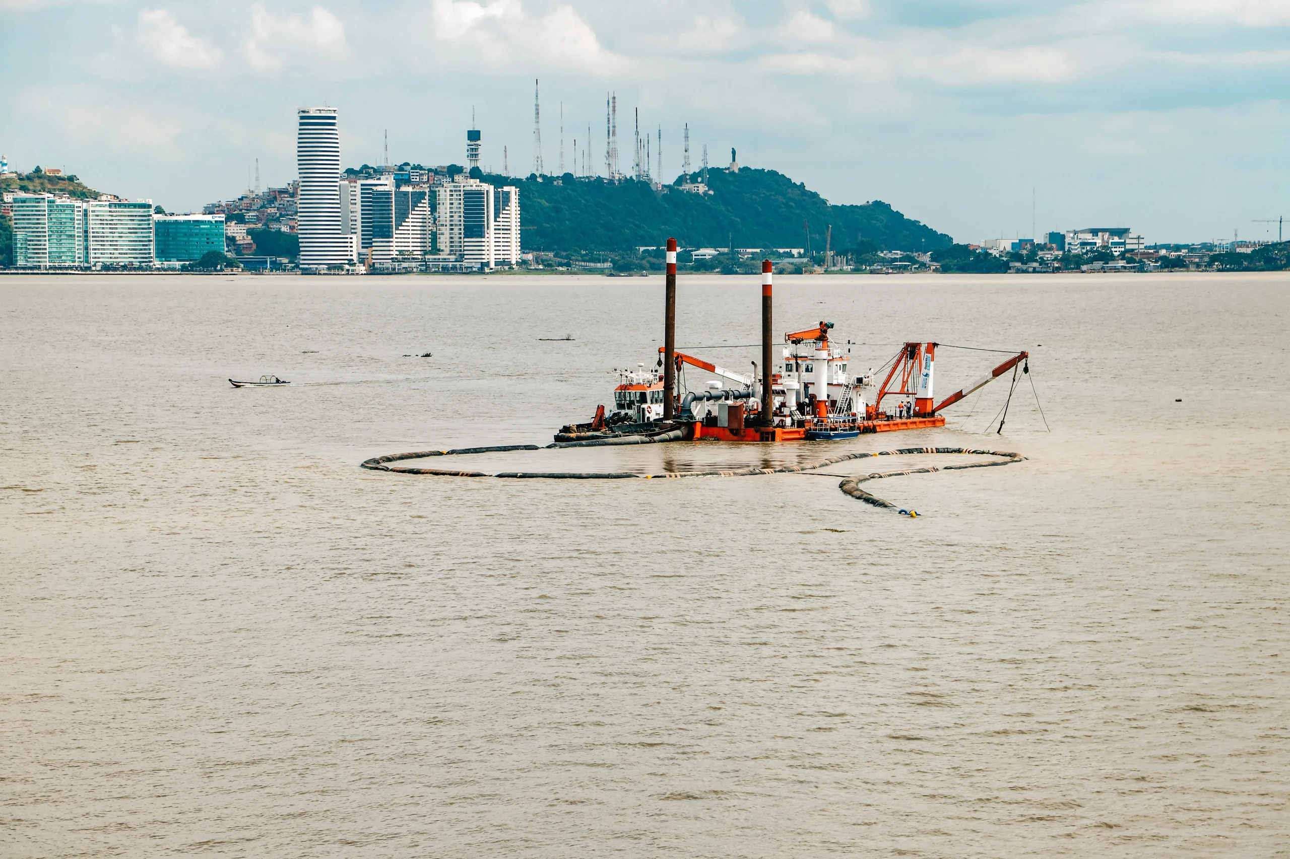 Prefectura del Guayas rescinde contrato de dragado por incumplimientos y multas acumuladas