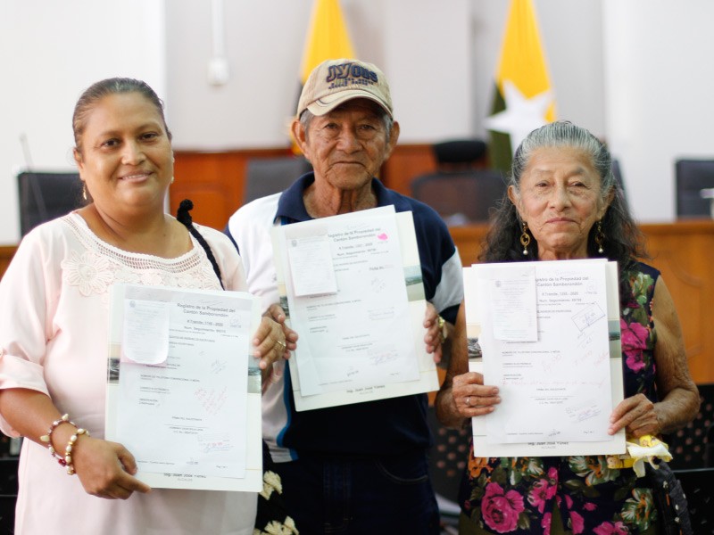 Samborondón entrega más de 100 títulos de propiedad a vecinos de Cabecera y recintos