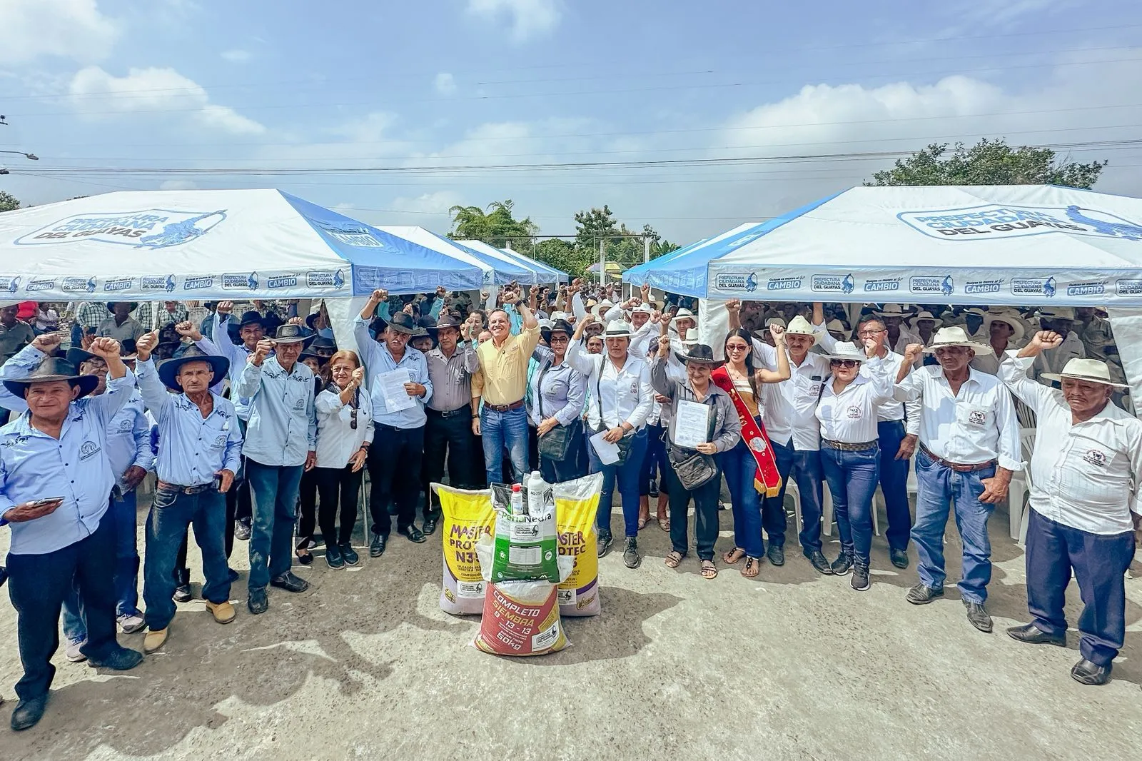 Prefectura del Guayas entrega insumos agroecológicos a 503 productores en Salitre
