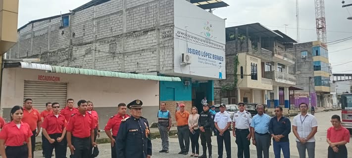 Bomberos de Salitre rinden homenaje con izada de bandera y desfile motorizado