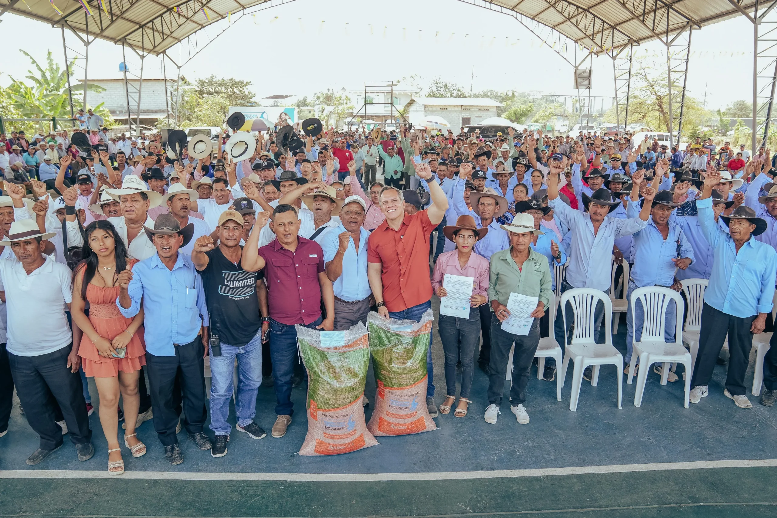 Prefectura del Guayas entrega insumos a más de 500 productores de arroz en Salitre
