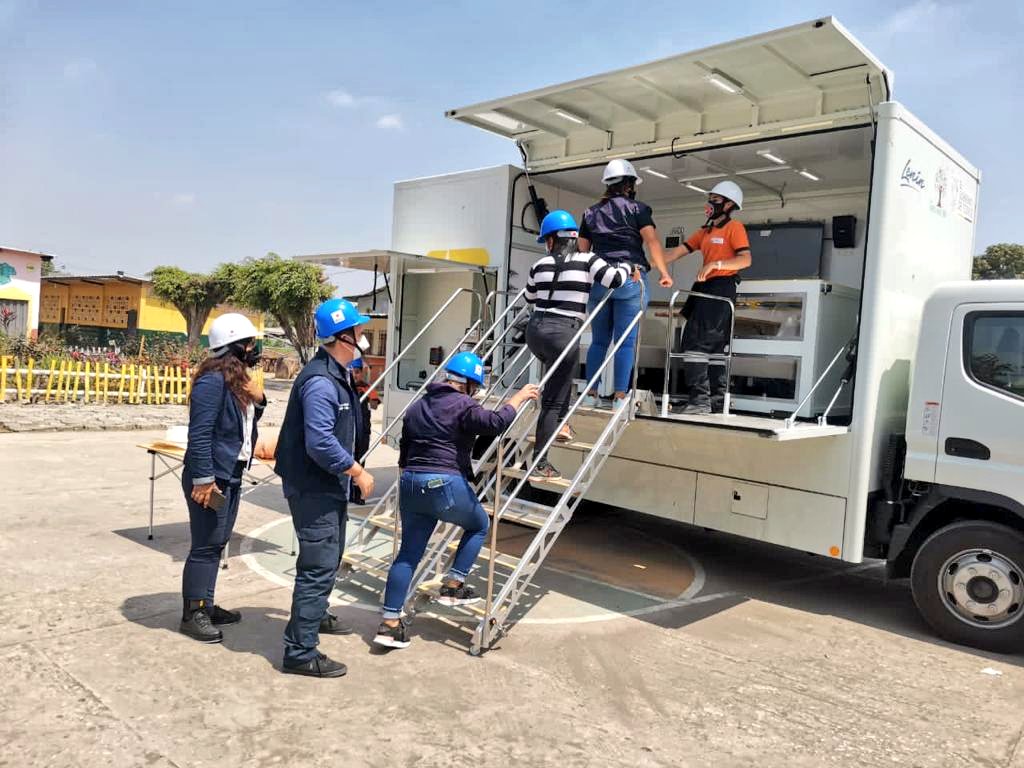 Riesgos Ecuatorianos enseñan autoprotección sísmica en casa abierta del cantón
