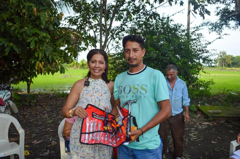 Hombres y mujeres de La Estrella reciben herramientas para abrir talleres de motos