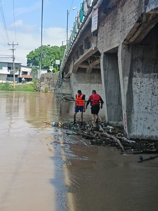 Bomberos de Salitre despejan puente La Fortuna para evitar inundaciones