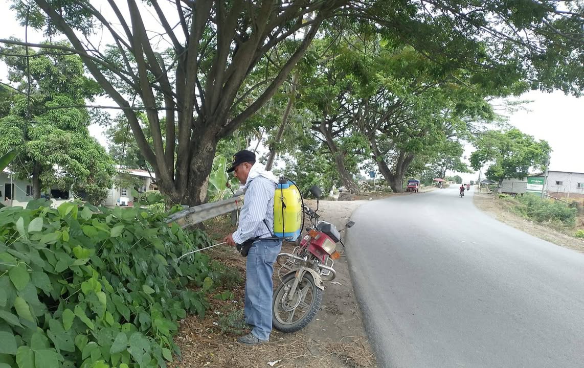 GAD Salitre realiza fumigación en vía a Vernaza para mejorar seguridad vial