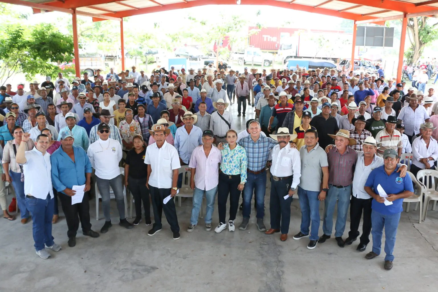 Entregan 300 kits de alimento para ganado en Salitre ante escasez por lluvias