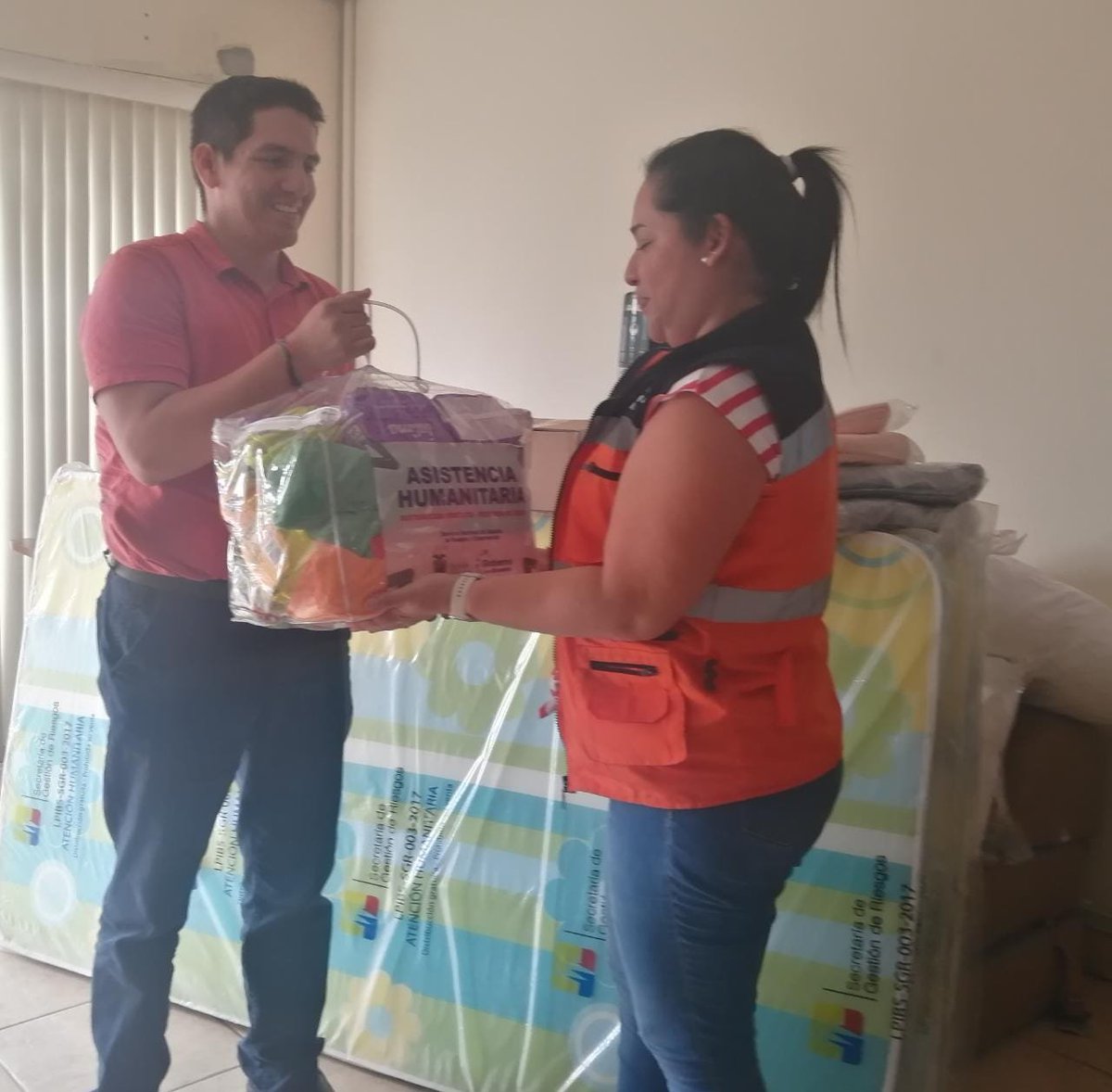 Riesgos Ec entrega ayuda a familia afectada por incendio en La Pelea