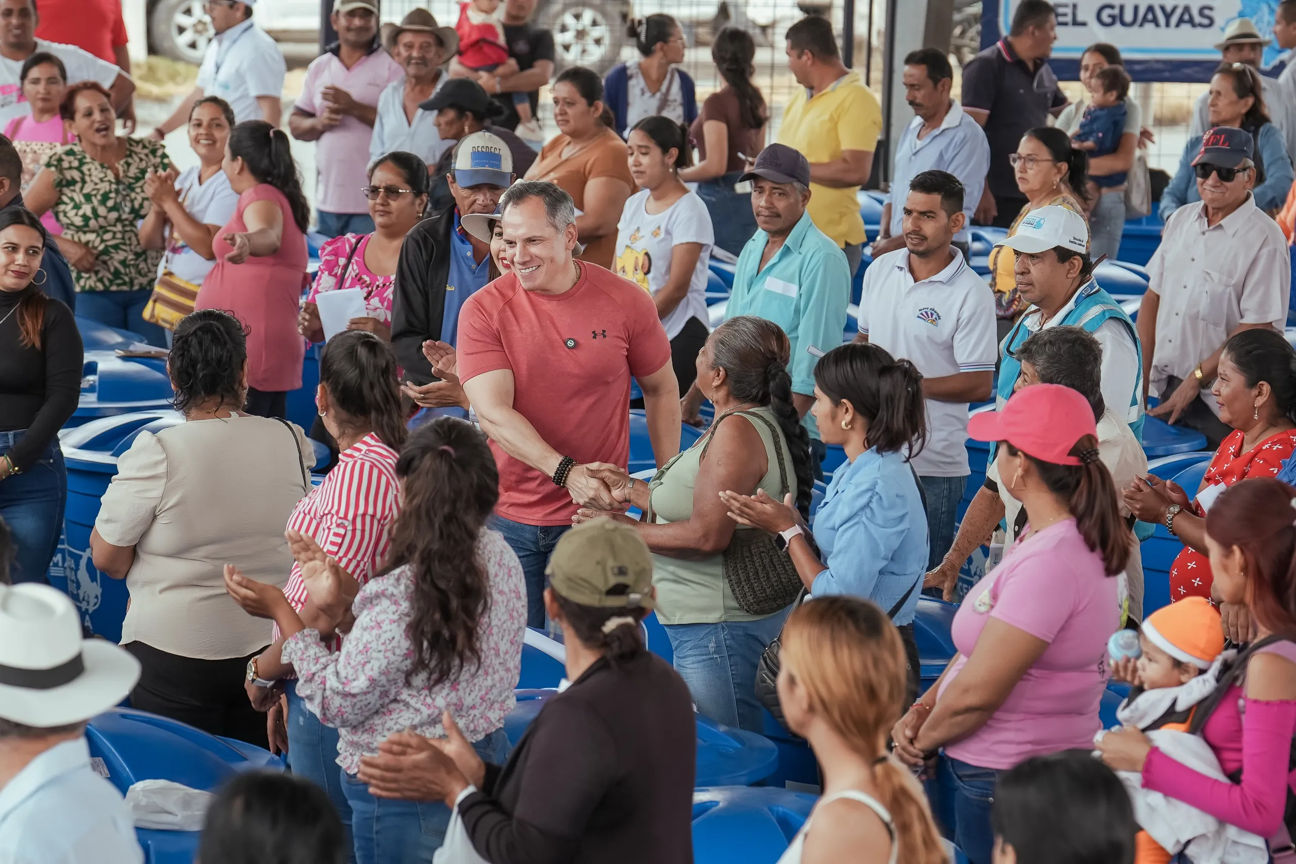 239 familias de Salitre reciben tanques para asegurar agua potable