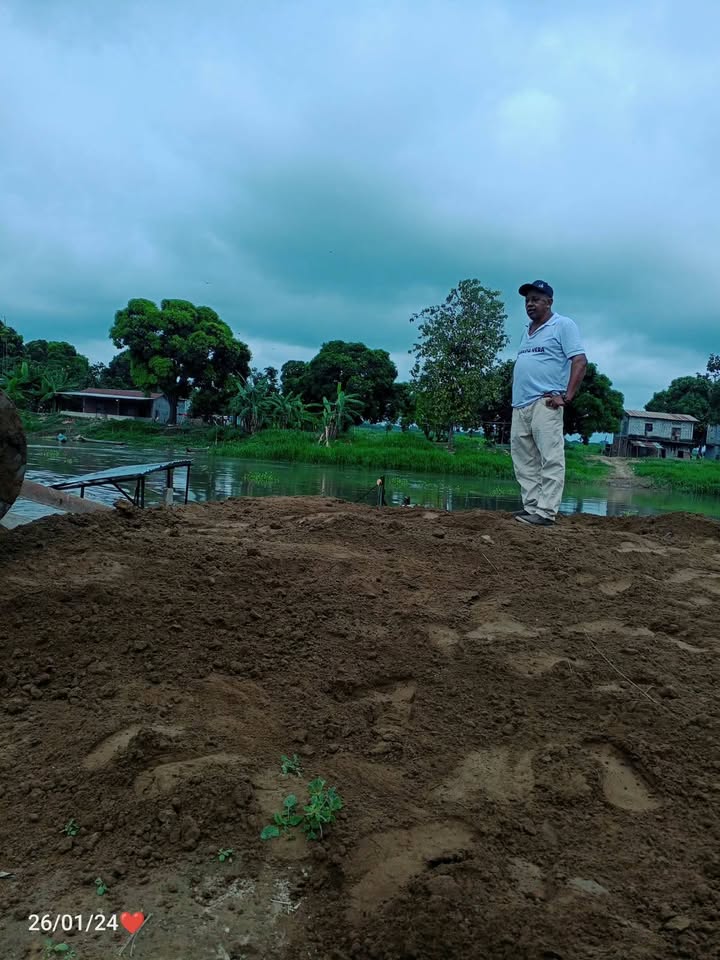 Maquinaria despeja orilla del río para mejorar paso de balsa en Pueblo Viejo