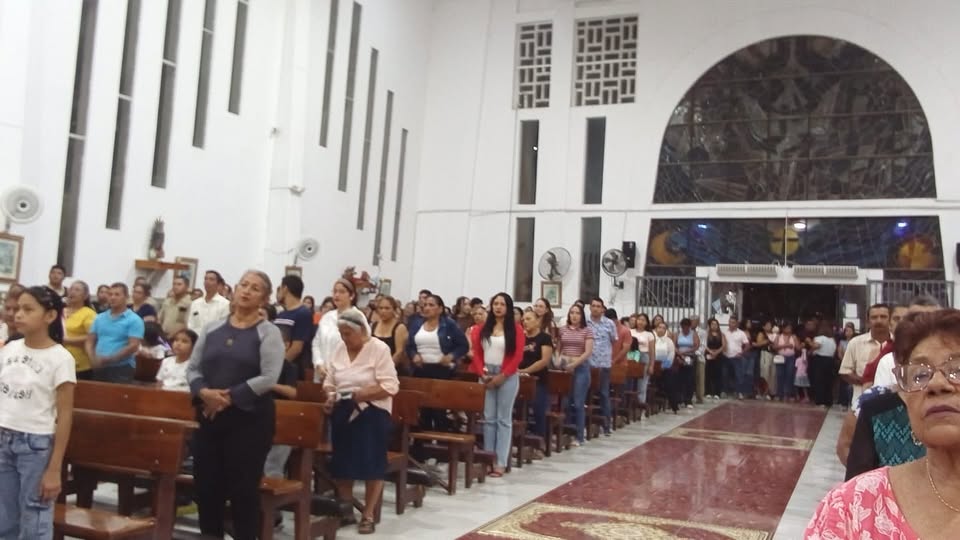 Bomberos de Salitre reciben cuadro de la Virgen durante misa patronal