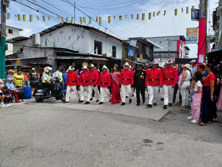 Bomberos de Salitre desfilaron por los 39 años de cantonización de Santa Lucía