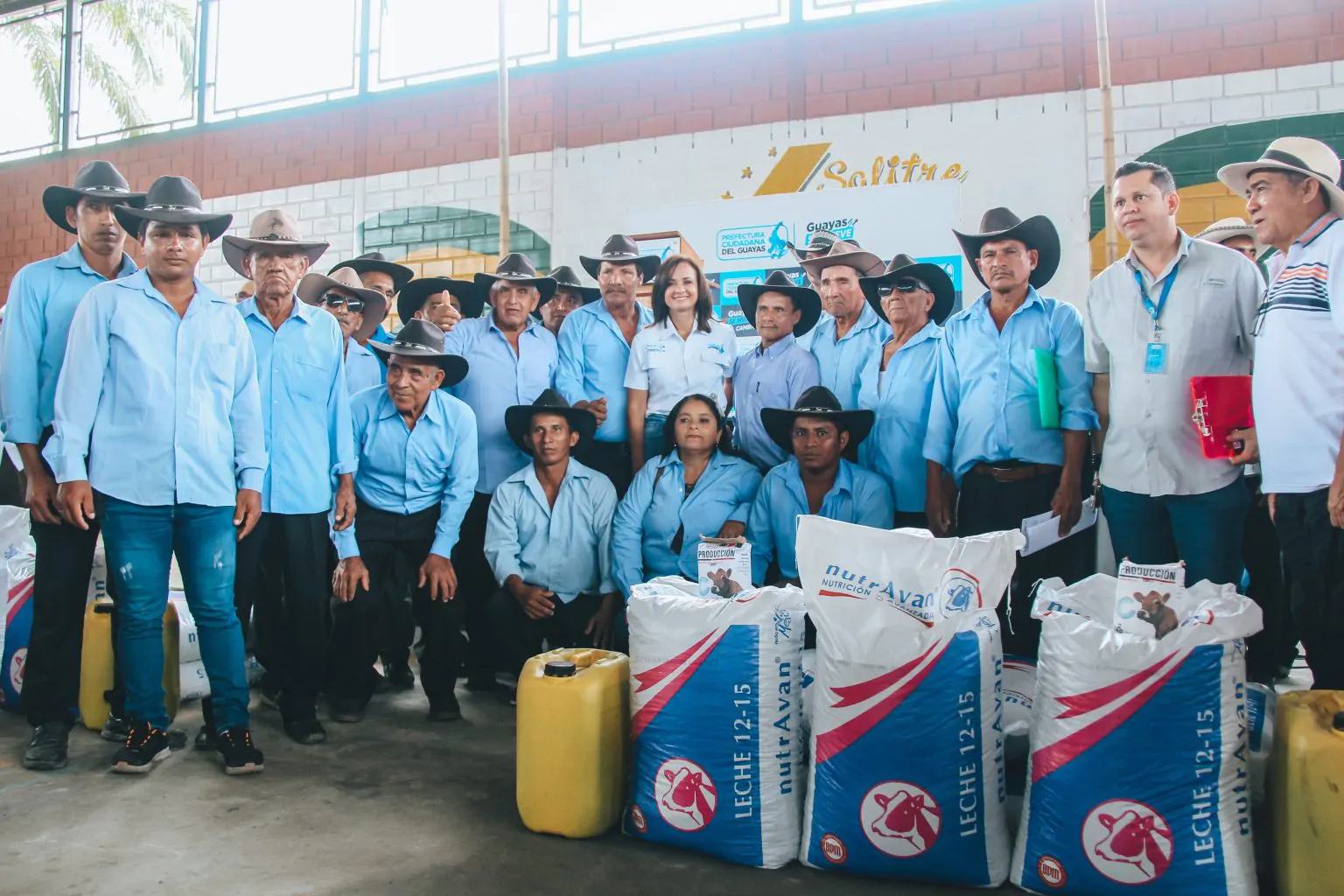 Prefectura entrega insumos para ganado en polideportivo de Salitre