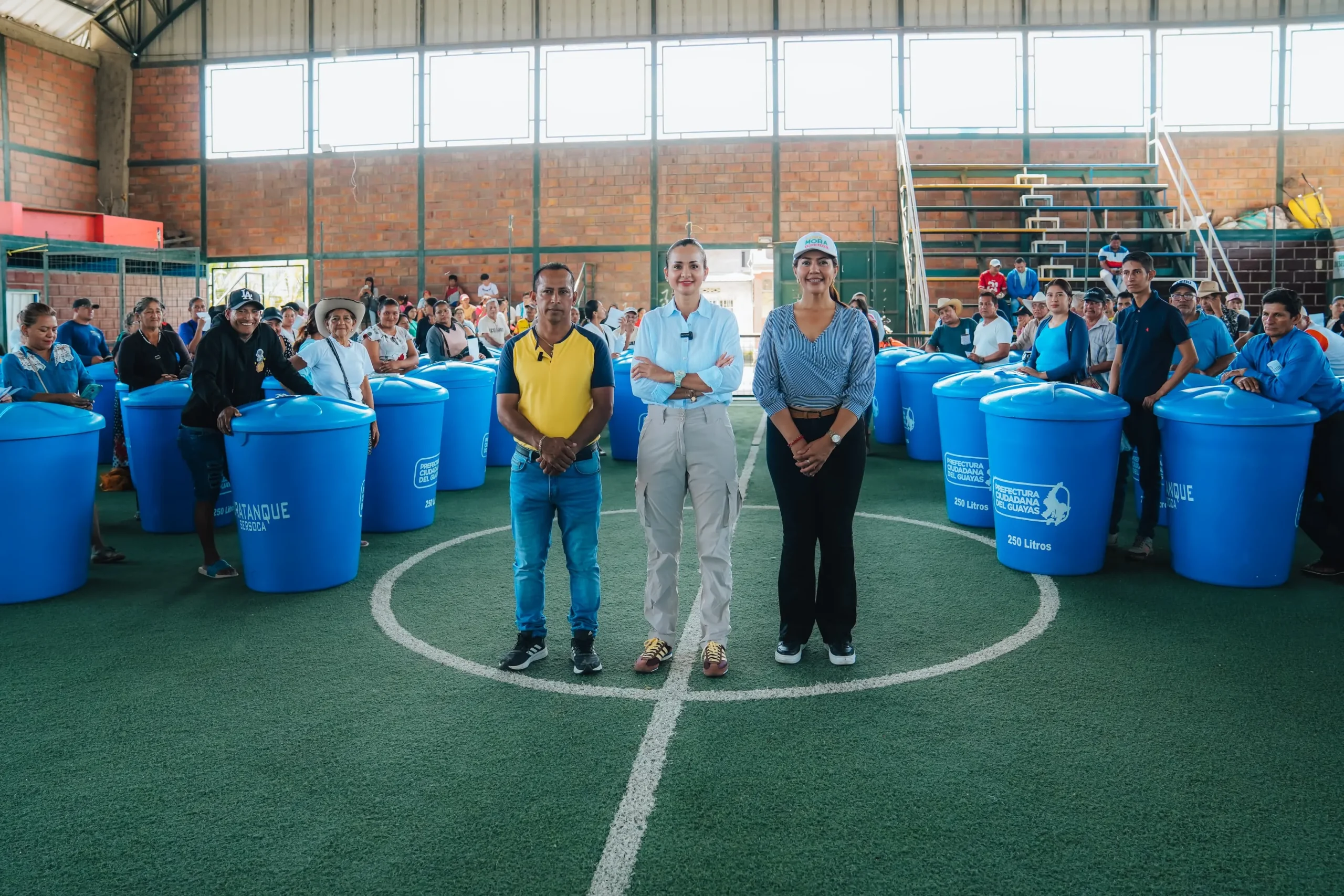 Prefectura entrega tanques de agua a más de 100 familias en Salitre
