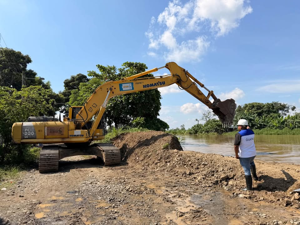 Maquinaria de la Prefectura del Guayas refuerza muro contra el Vinces en General Vernaza