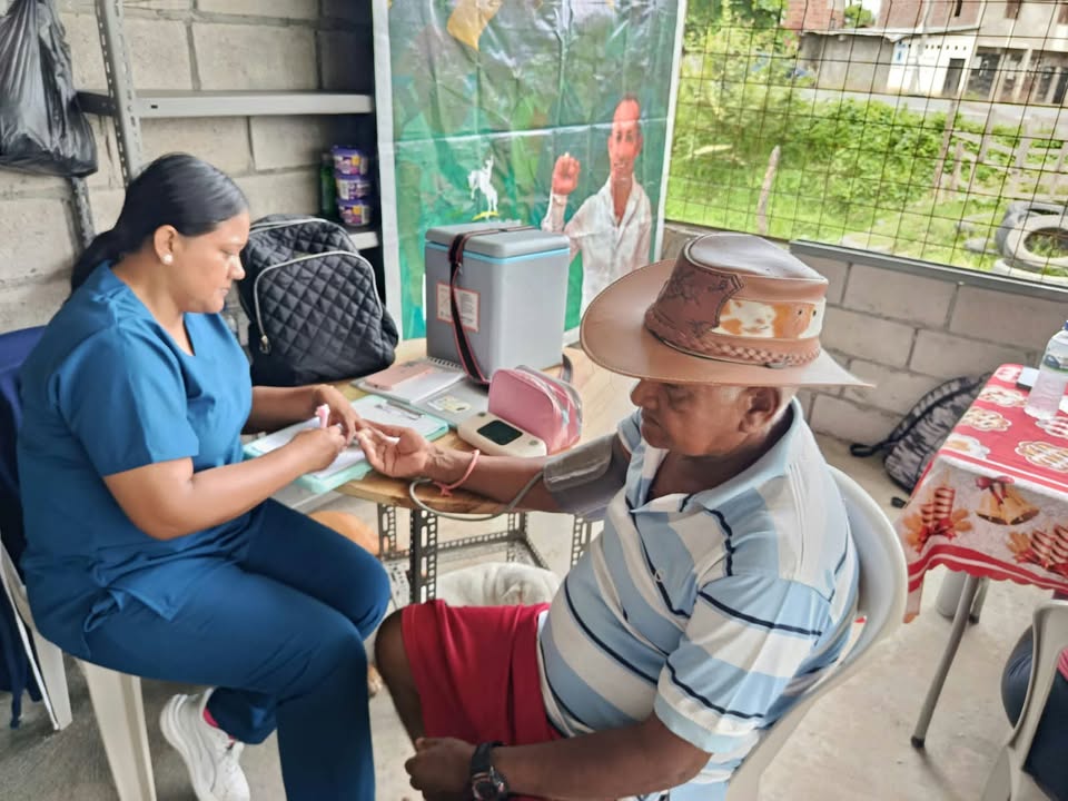 Brigada médica atiende a 45 familias en el Recinto Potosí de Salitre