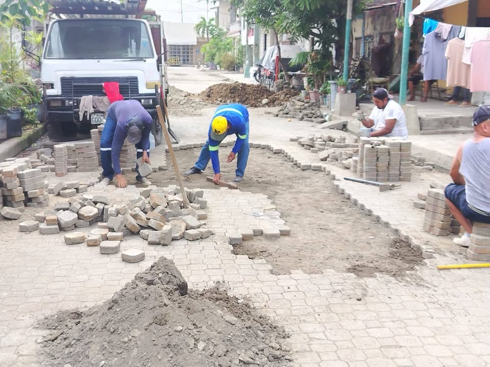 GAD Salitre inicia nivelación y recolocación de adoquines en La Victoria