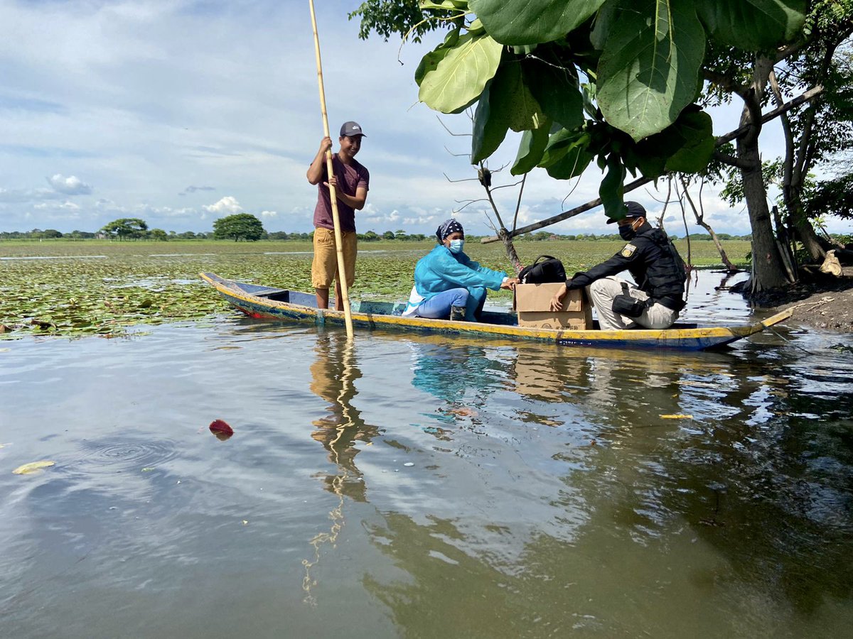 Fundación Noboa Vélez entrega 60 kits a familias de Los Chirijos por inundaciones