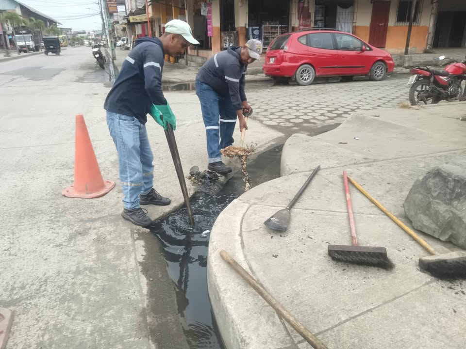 Alcaldía de Salitre mantiene limpieza de cunetas ante lluvias y pide responsabilidad ciudadana