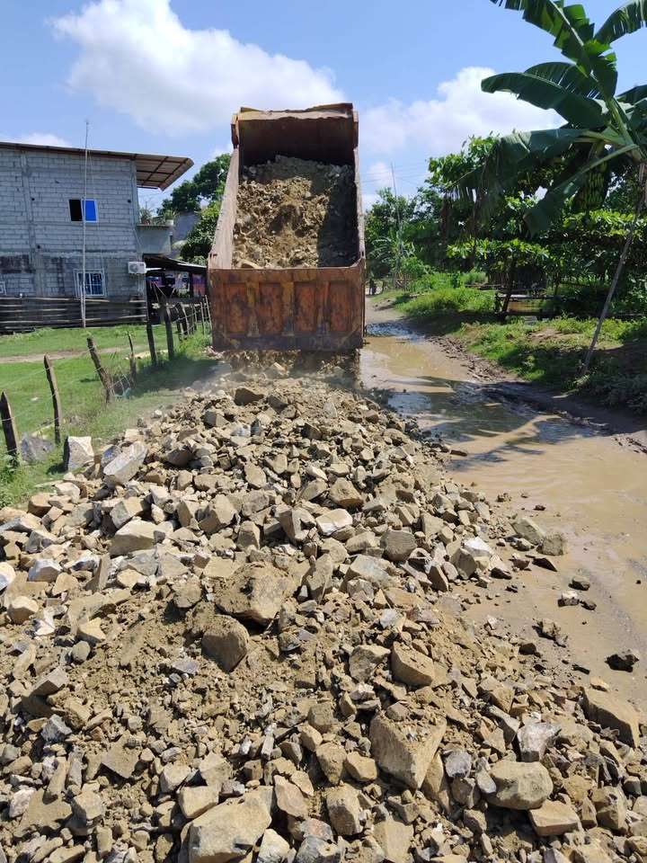 Maquinaria municipal reconforma vía del recinto Briceño en Salitre