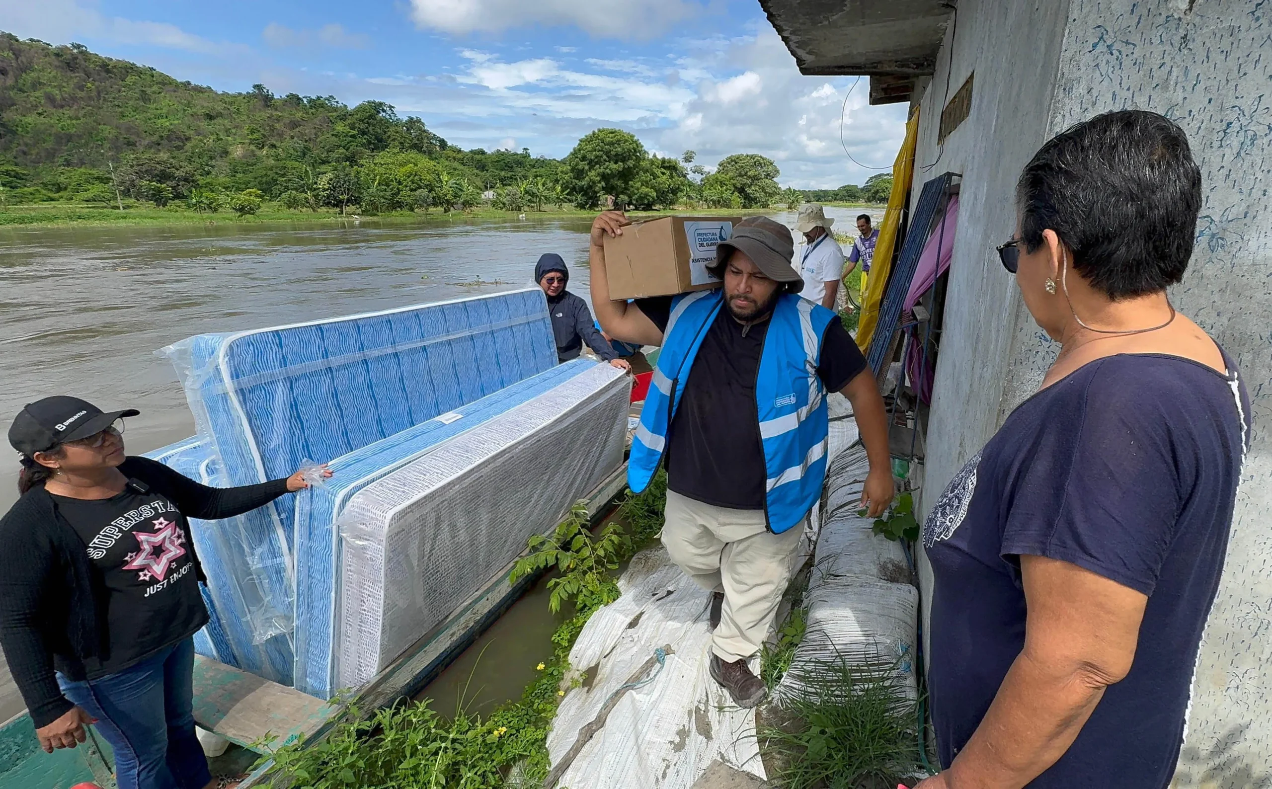 Prefectura del Guayas lleva ayuda humanitaria a familias de Salitre por las lluvias
