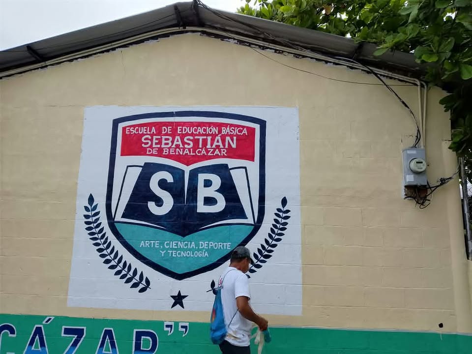 Pintores de Salitre renuevan fachada del colegio Sebastián de Benalcázar