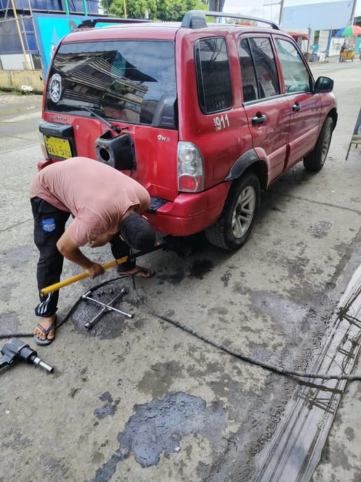 Dr. Galo Alvear dona llantas para el vehículo M del Cuerpo de Bomberos de Salitre