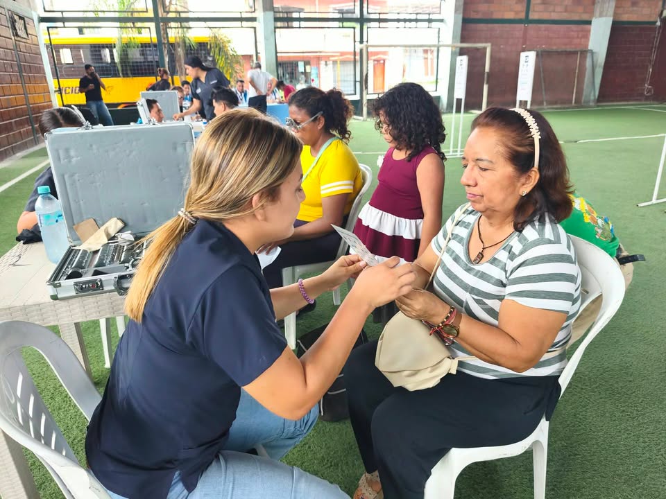 Brigada oftalmológica entrega lentes gratis a salitreños en la cabecera cantonal