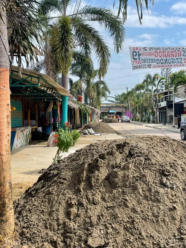 Comerciantes de Santa Marianita reciben material para proteger sus negocios ante lluvias
