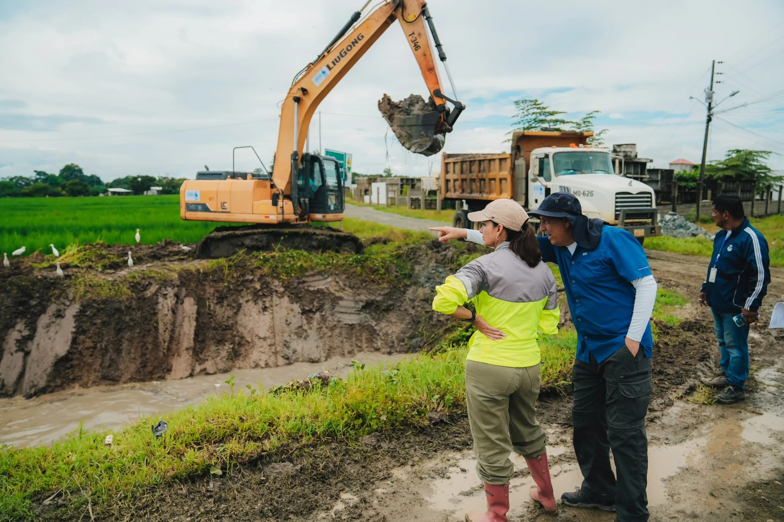 Maquinaria refuerza muros en Salitre para proteger cultivos del río Vinces