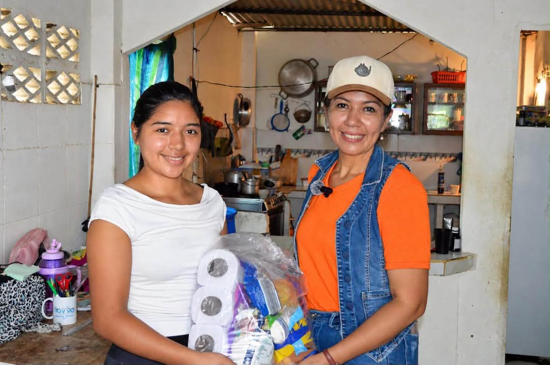 Junta Parroquial de Ñauza visita a Emely y entrega kit de ayuda en La Libertad