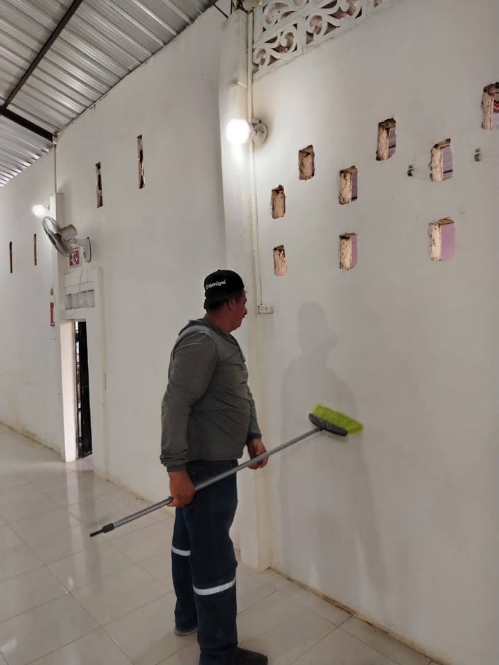 GAD Salitre mantiene pintura de la Iglesia Emmanuel con mano de obra municipal