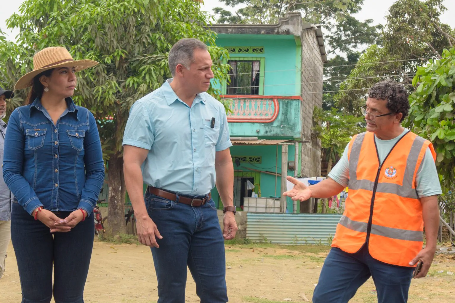 Vía rural Salitre-Samborondón avanza con asfaltado para beneficiar a productores de arroz
