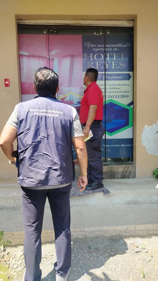 Bomberos y Policía fiscalizan comercios en Salitre por tasas de seguridad