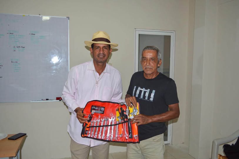 Junta Parroquial de Ñauza entrega herramientas a egresados de taller de mecánica de motos
