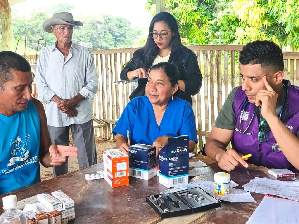 Brigadas médicas de Salitre llegan a Banco de Jaboncillo con controles y medicamentos gratis
